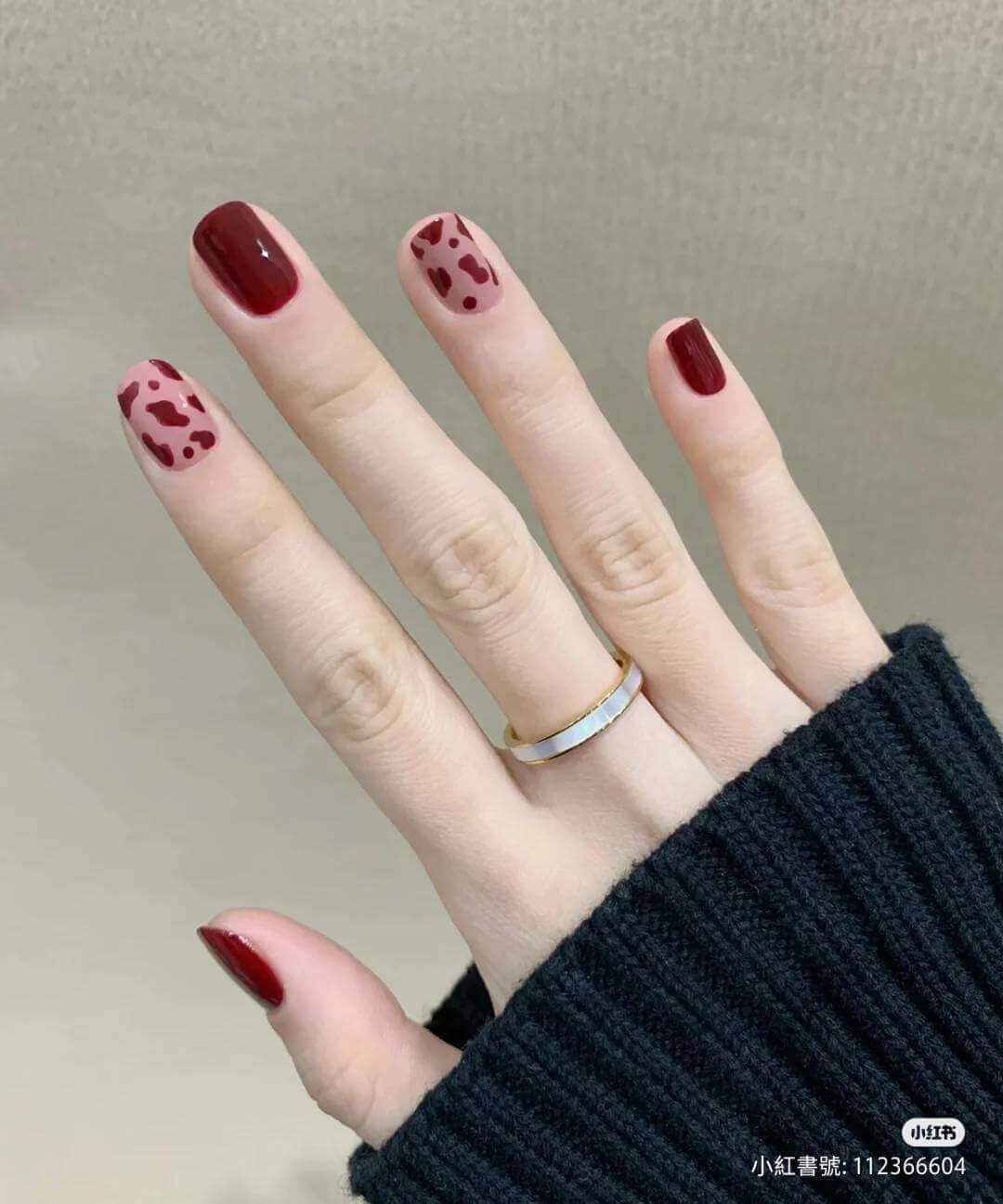 酒紅色美甲範本四：歐美感豹紋