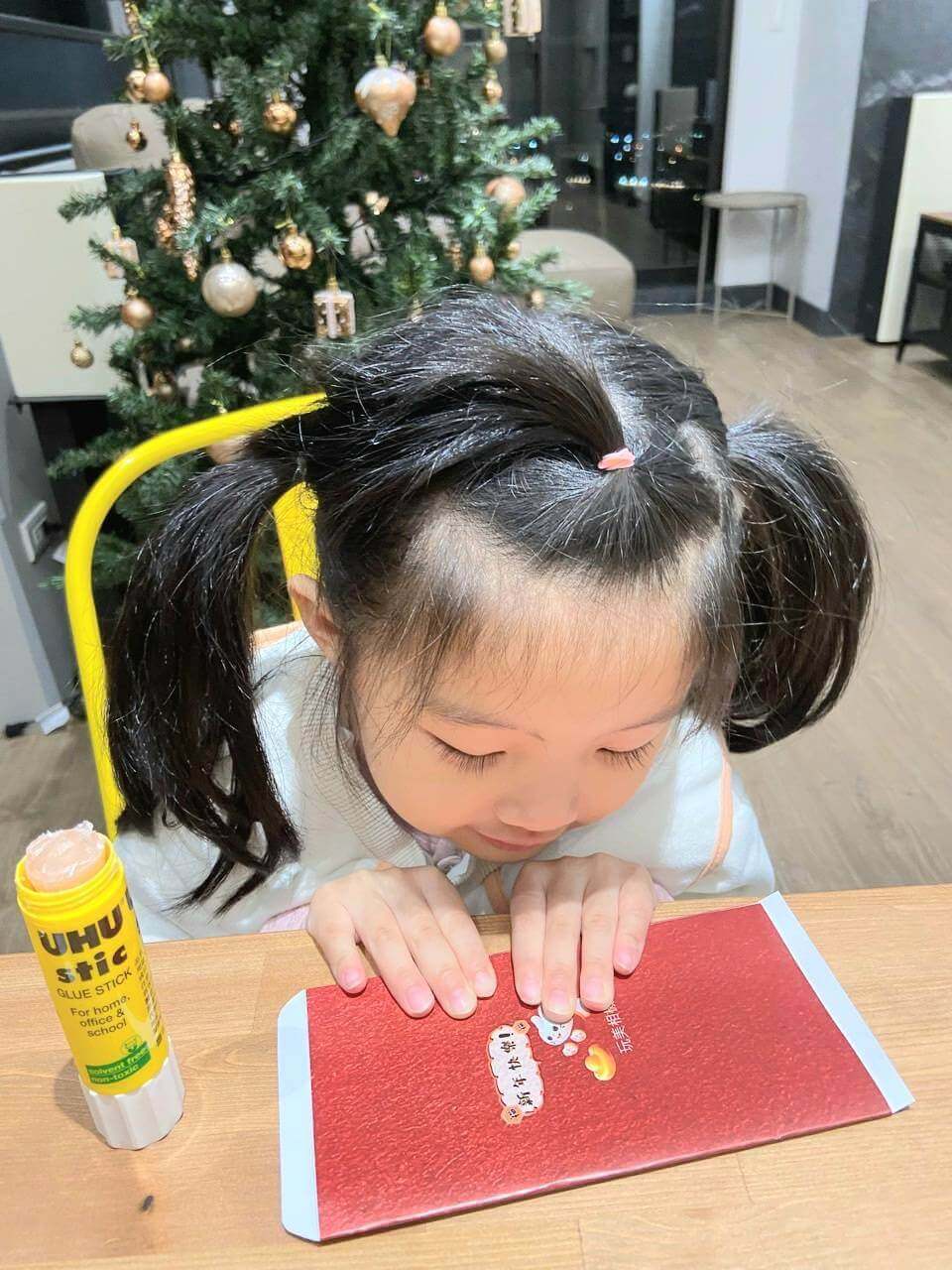 剪裁並黏貼紅包袋