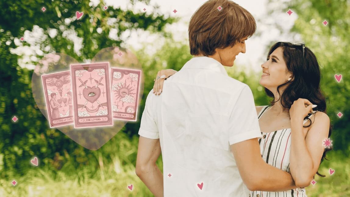 Casal apaixonado sorrindo com cartas do horóscopo do tarô do amor verdadeiro, representando uma leitura de tarô do amor online.