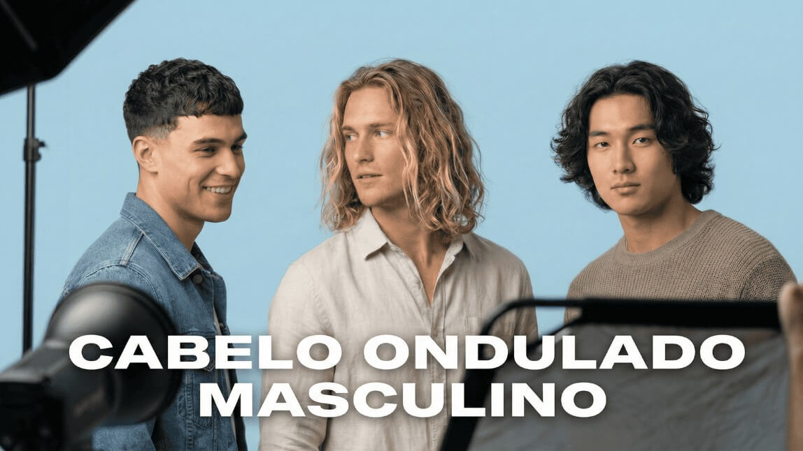 Três modelos masculinos exibindo tendências de cabelo ondulado para 2026: corte curto texturizado, ondas longas estilo surfista e corte médio natural.