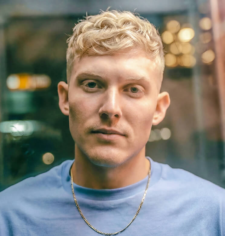 Use AI Agent tool to see yourself with this wavy hairstyle.