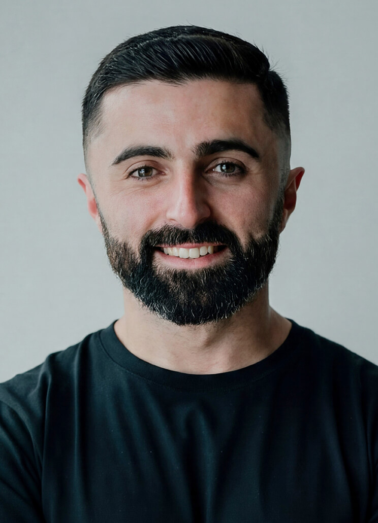 See if this classy hairstyle suits you using YouCam Perfect's AI Agent.