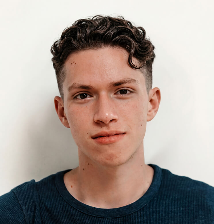 Try on this wavy hairstyle for men using AI try-on.