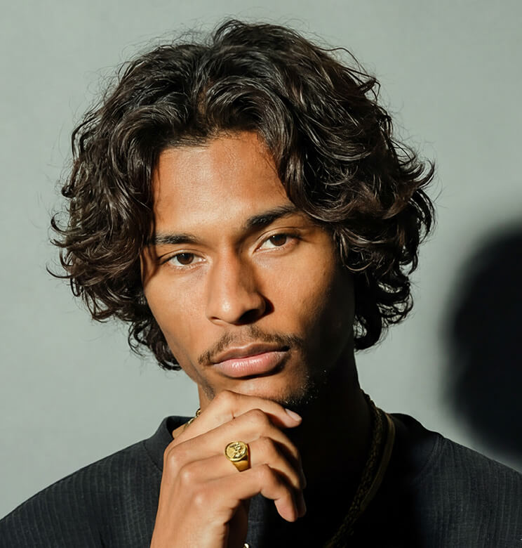 Use AI Agent tool in YouCam Perfect app to try on this wavy hairstyle virtually.