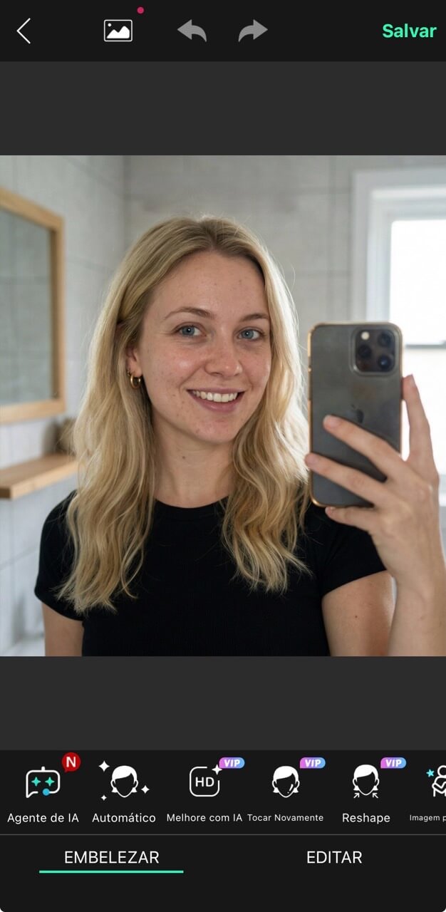 Interface do YouCam Perfect mostrando ferramentas de embelezamento com IA: Agente de IA, Reshape, Melhore com IA e opções de retoque facial na aba Embelezar