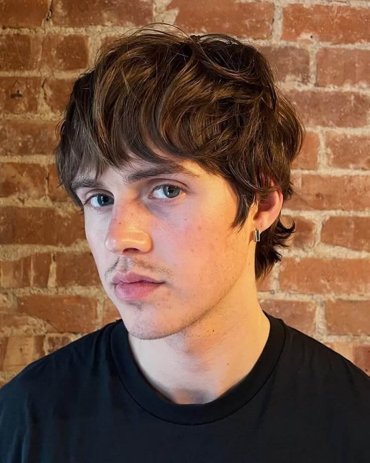 Shag texturizado masculino: corte com camadas e movimento inspirado em estilos retrô, tendência 2026.