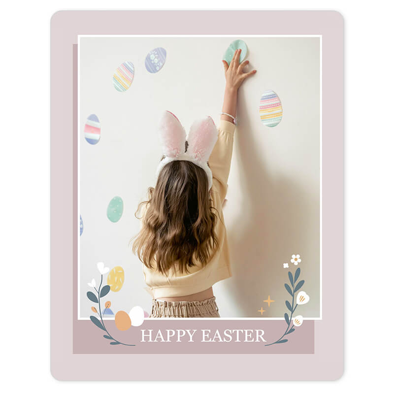 Template fotográfico de Páscoa com ovos decorados e tons pastel.