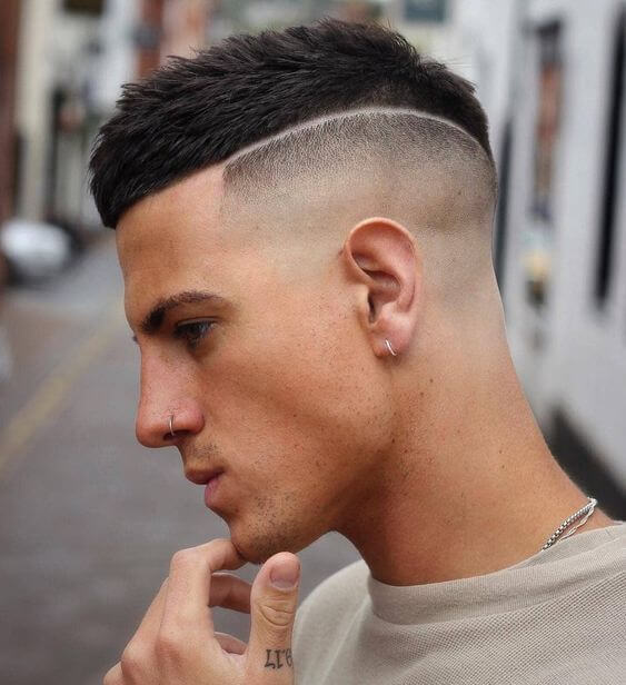 Skin fade masculino: corte com contraste dramático e acabamento bem marcado, tendência 2026.