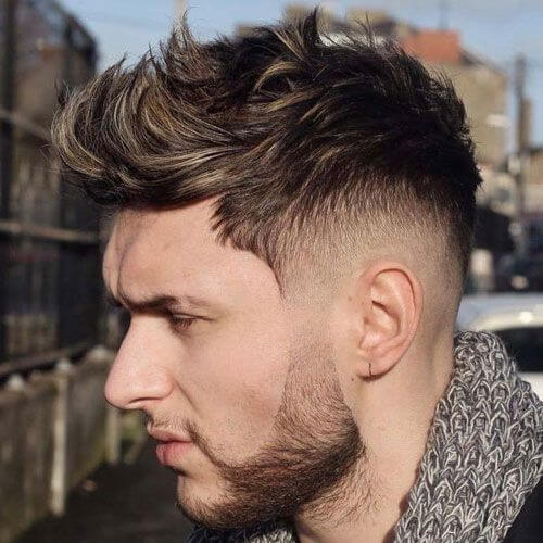 Faux hawk texturizado masculino: alternativa versátil ao moicano, com atitude para 2026.