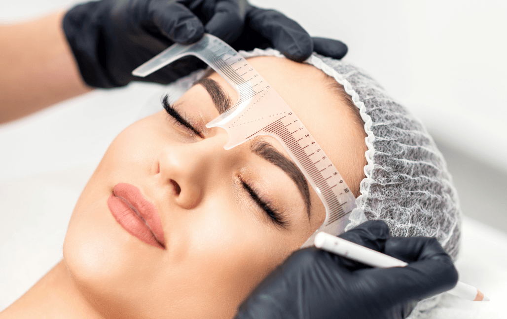 Ejemplo de análisis facial con IA mostrando proporciones y medidas.