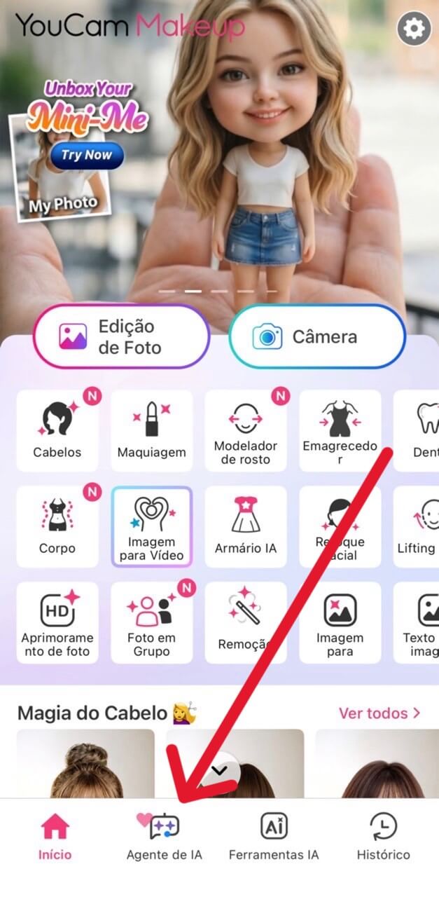 Tela inicial do YouCam Makeup com seta indicando o botão Agente de IA na barra de navegação inferior do app.