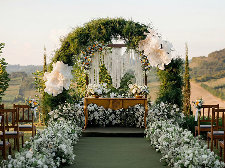 Capture wide shots of the venue before guests arrive. Edit your wedding video effortlessly using YouCam Video app.