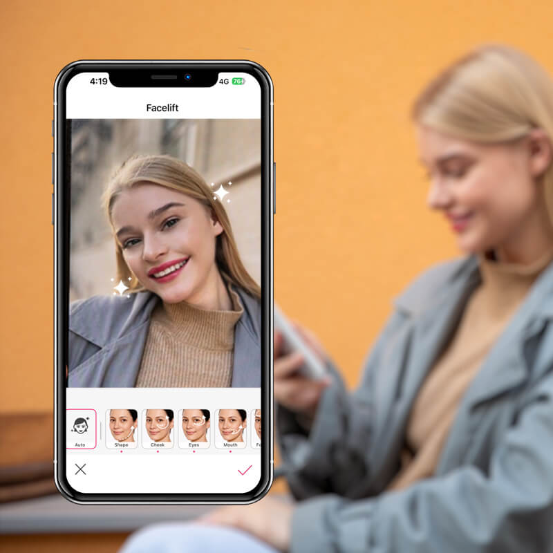 Mulher usando a ferramenta de lifting facial com IA para melhorar as proporções faciais pelo celular.