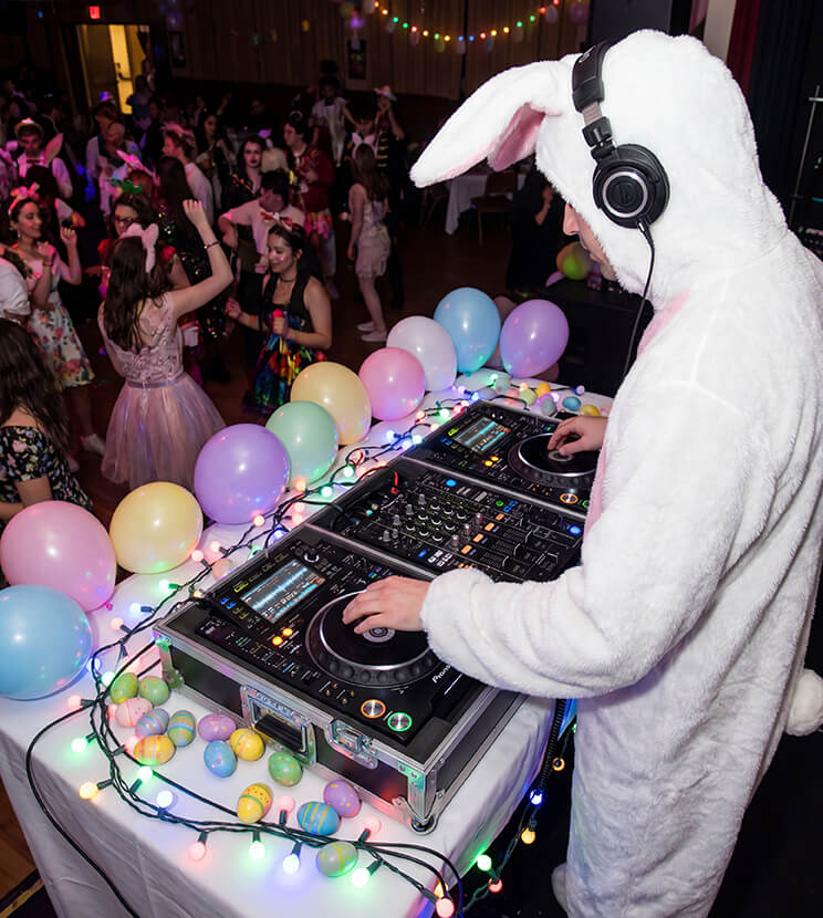 Generate cute and funny Easter images to impress family and friends.