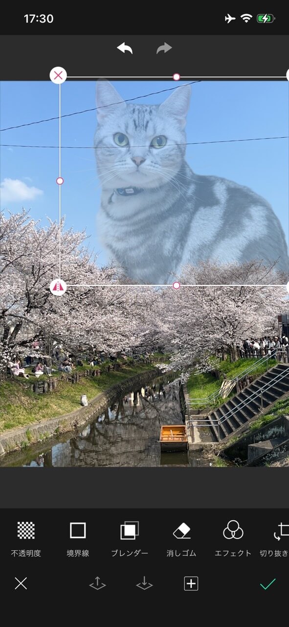 スマホで画像と画像を重ねる様子