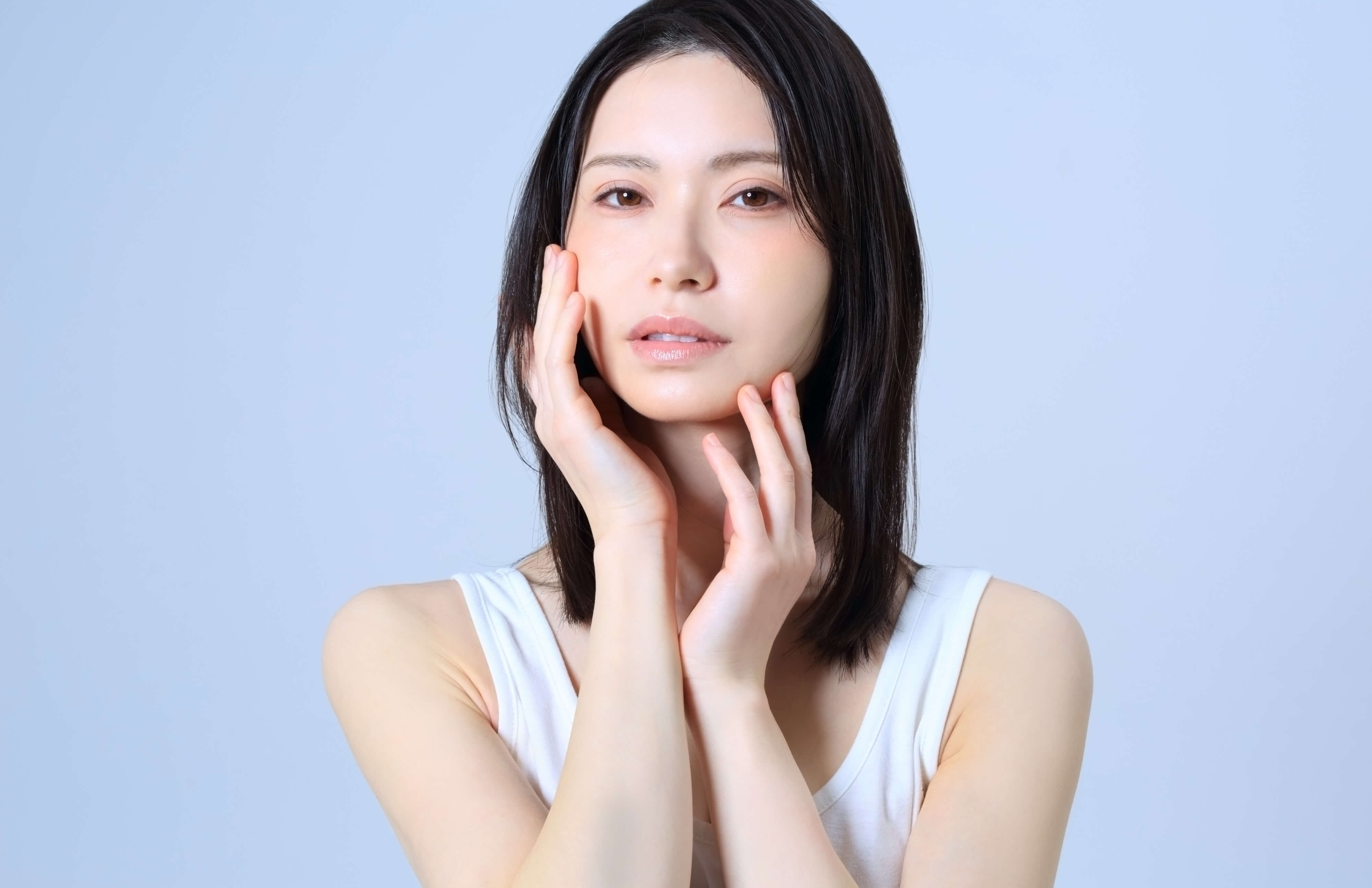 青みを帯びた透明感のある肌質