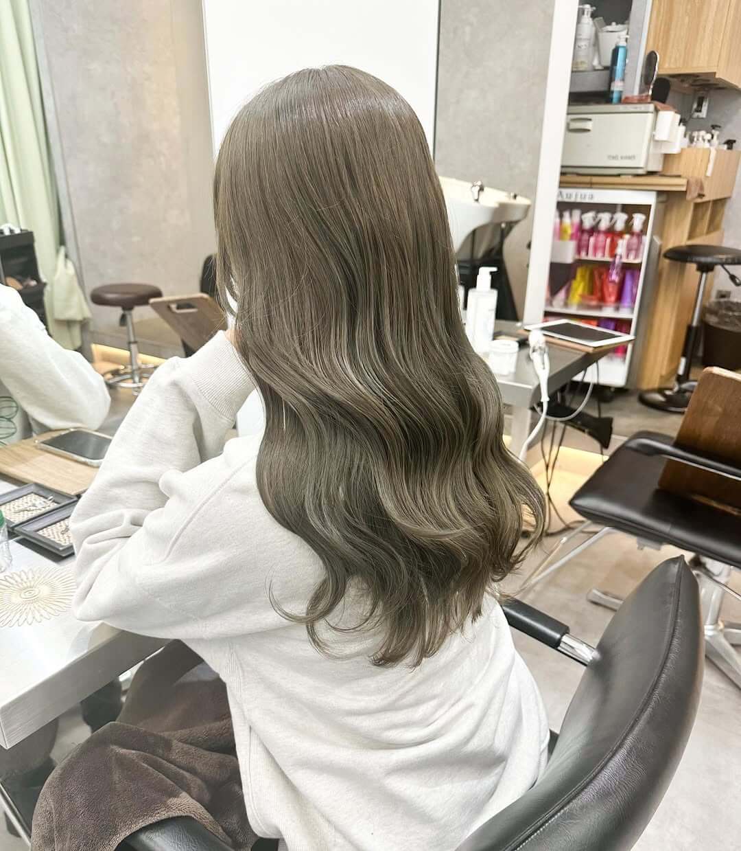 オリーブベージュ