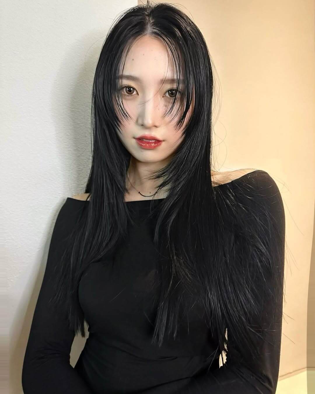 黒髪でも垢抜けるレイヤーストーレートヘアスタイル