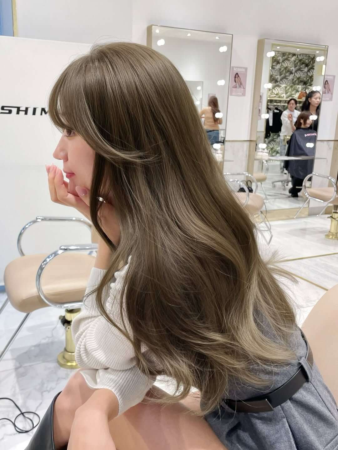 オリーブベージュ