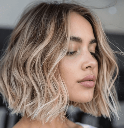 Coupe pour donner du volume aux cheveux fins : carré wavy