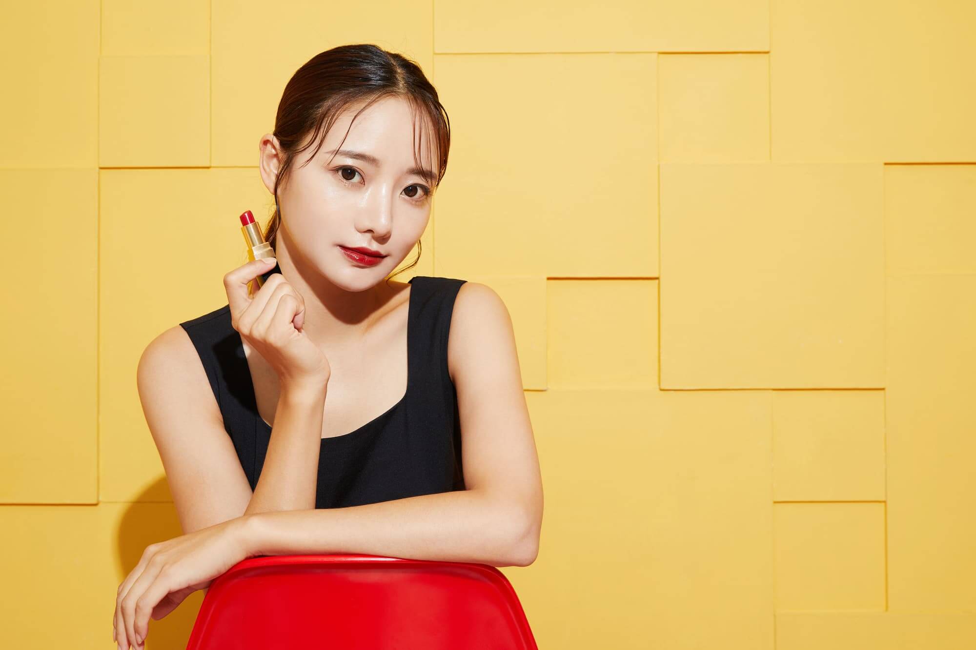 黒髪でもメイクで垢抜ける女性