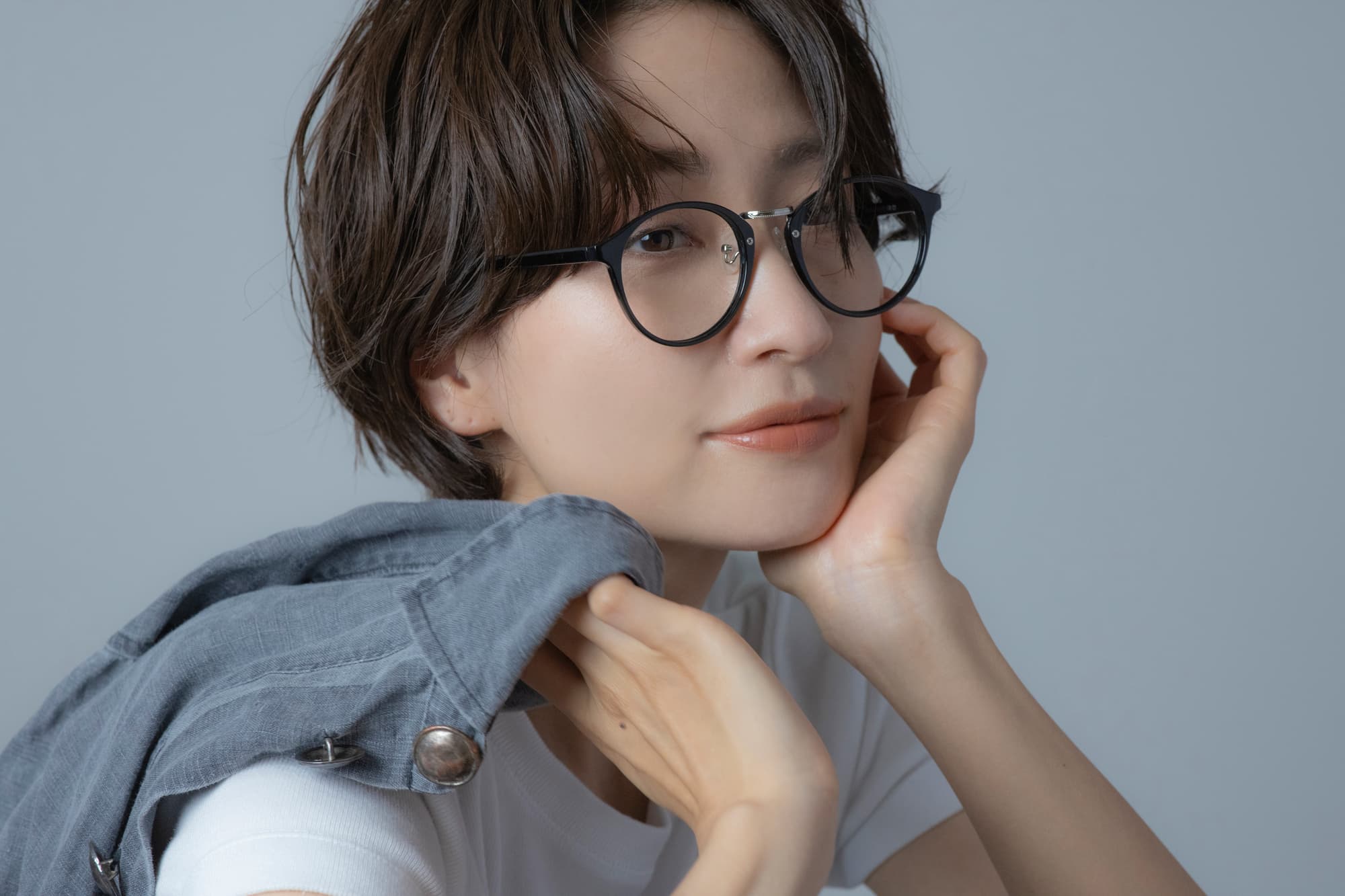 黒髪でも垢抜けるおしゃれな女性