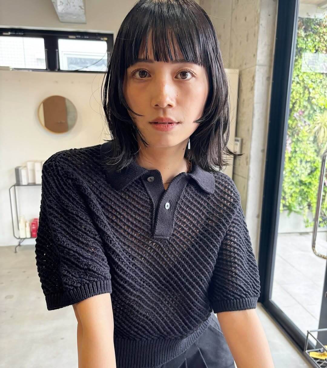 黒髪の外はねミディアムヘアで垢抜けて見える女性モデル