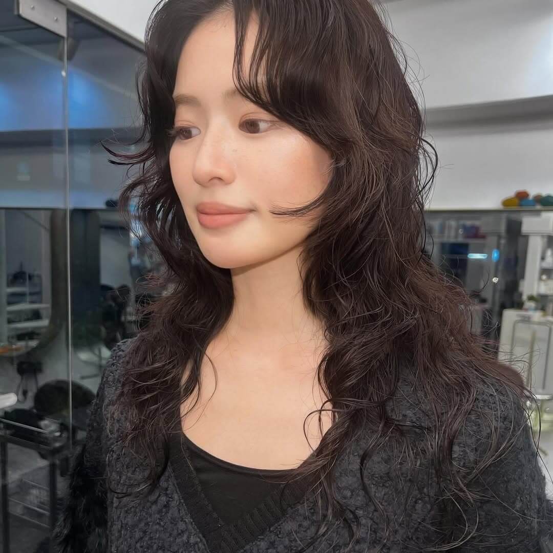 黒髪でも垢抜けるゆるふわレイヤーパーマスタイル