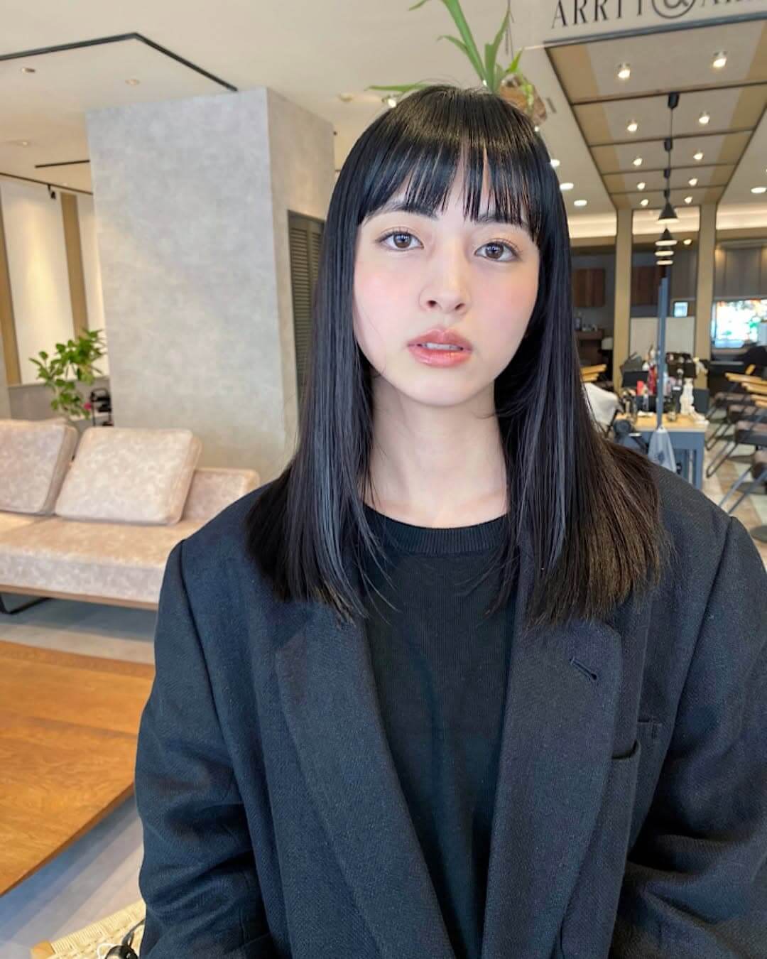 黒髪でも垢抜けて見えるストレートロングヘアの女性