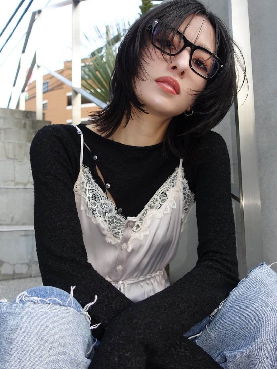 垢抜けて見える黒髪レイヤーミディアムヘアの女性