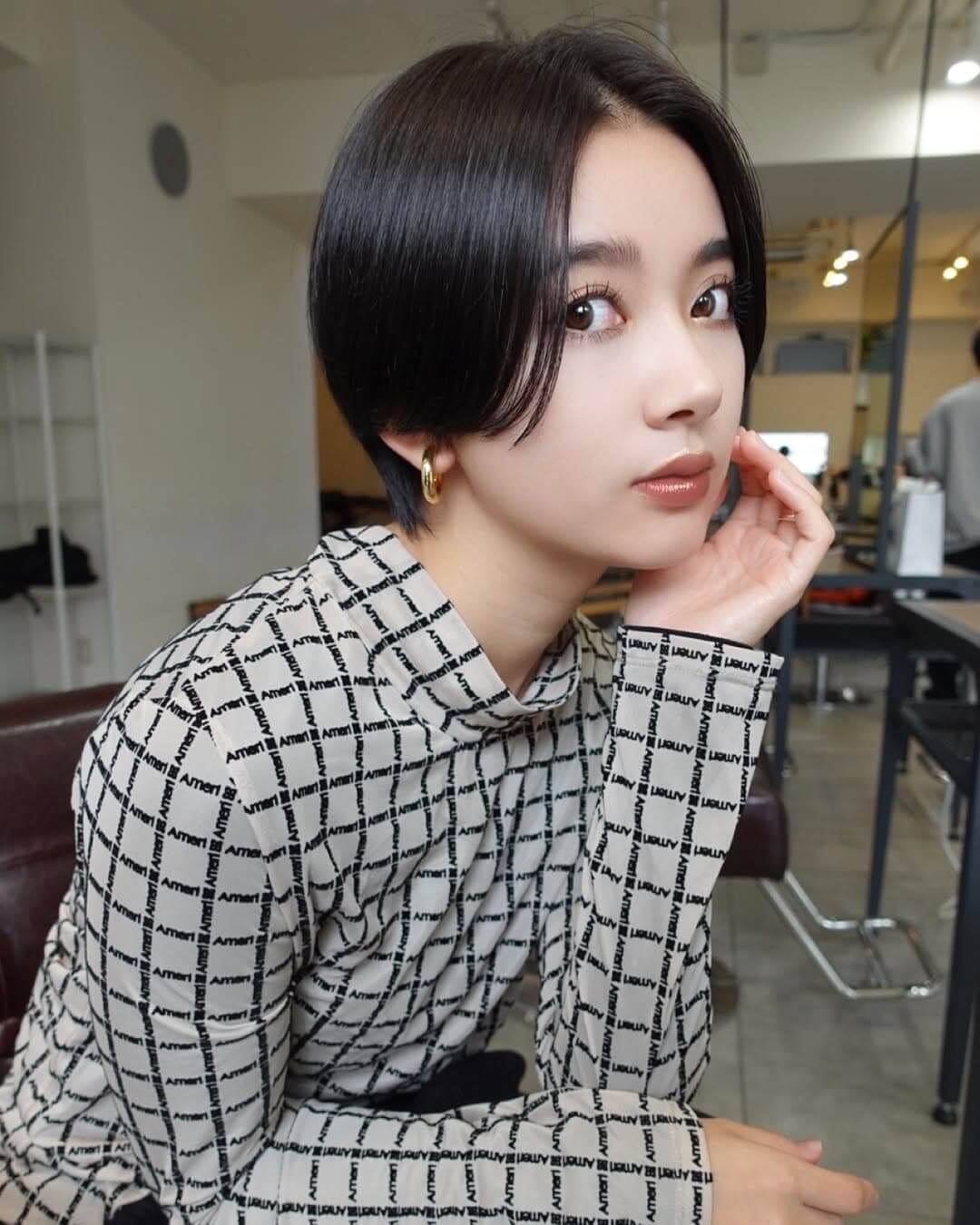 黒髪でも垢抜けるセンターパートストレート