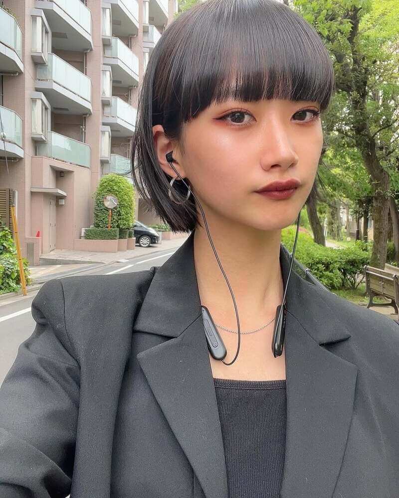 垢抜けて見える黒髪ショートボブの女性