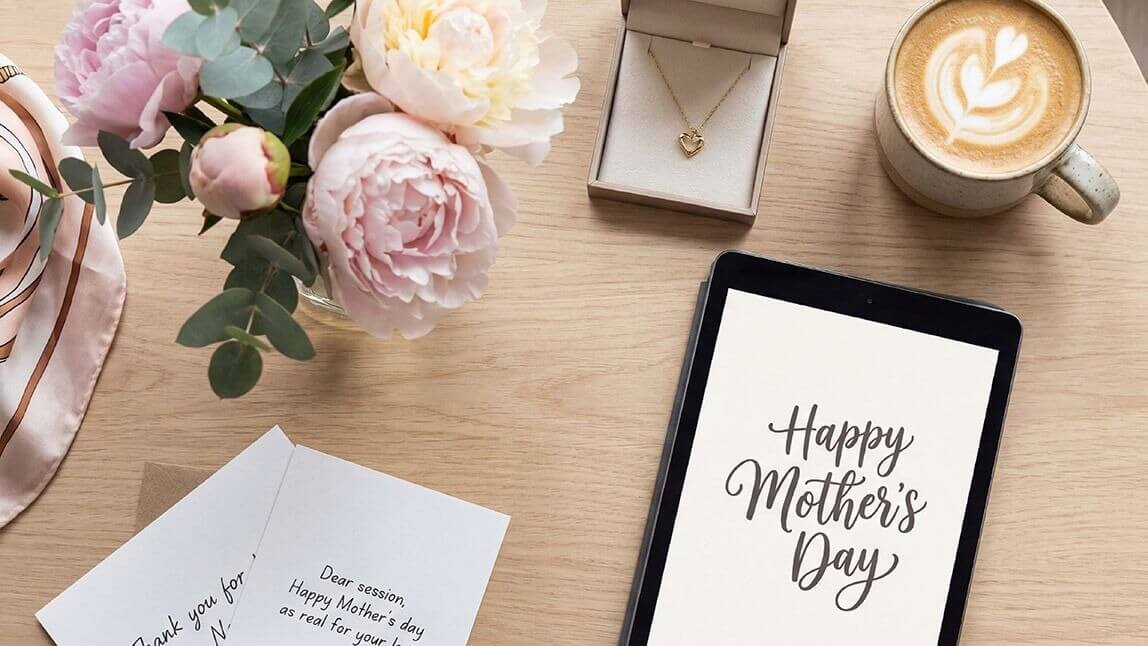 Presentes modernos de Dia das Mães sobre uma mesa de madeira com colar de coração, café, flores e tablet. Ideia de foto realista gerada por inteligência artificial.