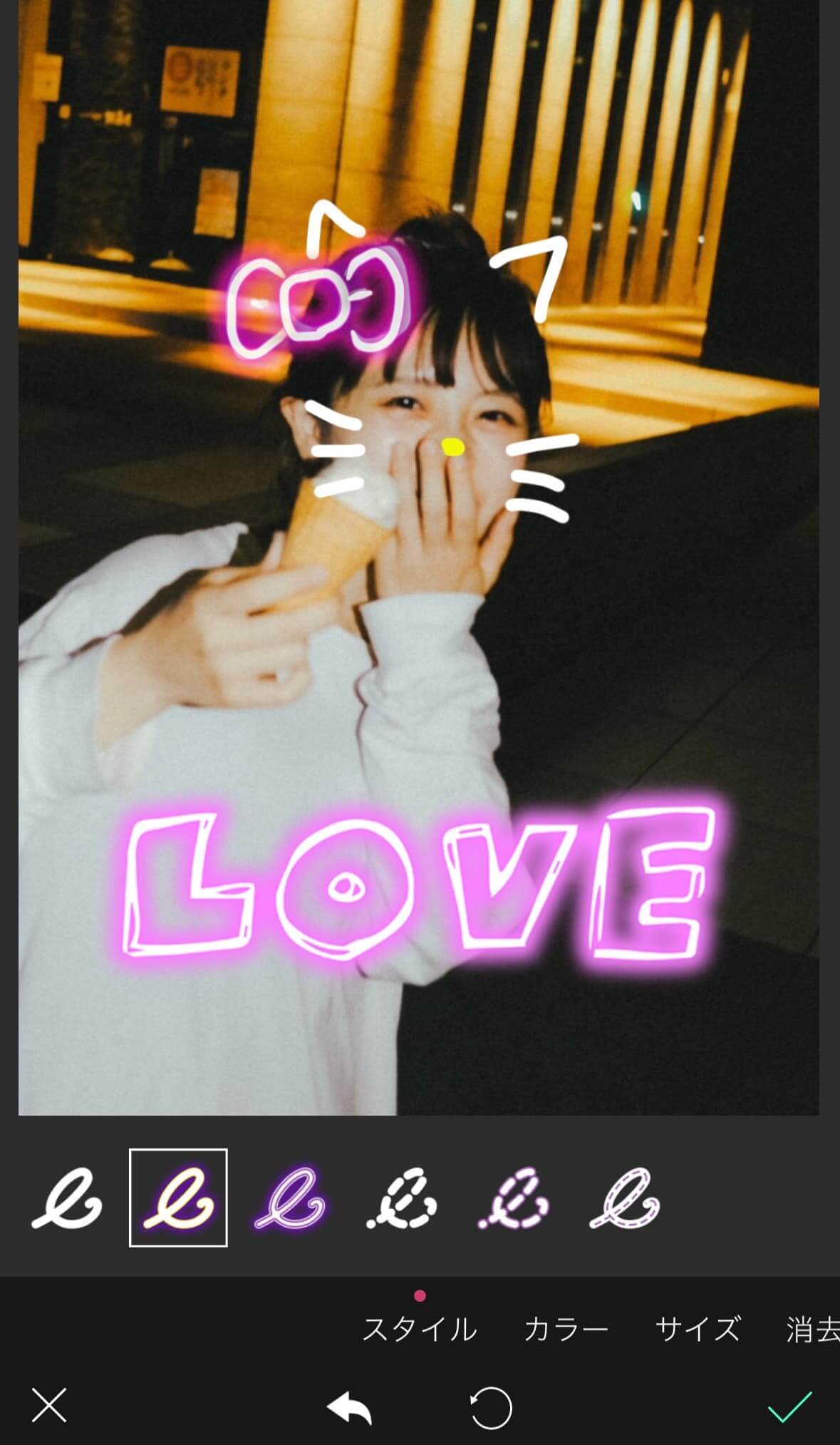 アプリで写真に落書きする様子 アプリで写真に落書きする様子