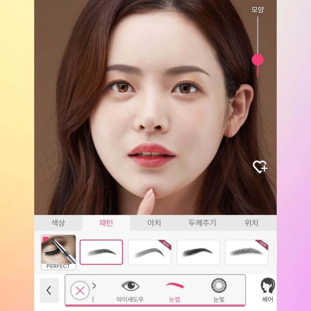타원형 얼굴에 어플로 얕은 아치형 눈썹을 적용한 모습