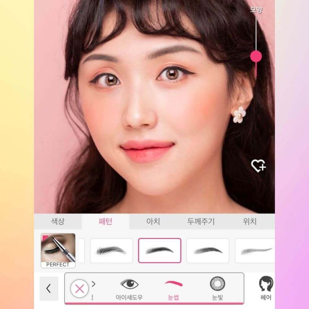 하트형 얼굴에 어플로 부드러운 아치형 눈썹을 적용한 모습