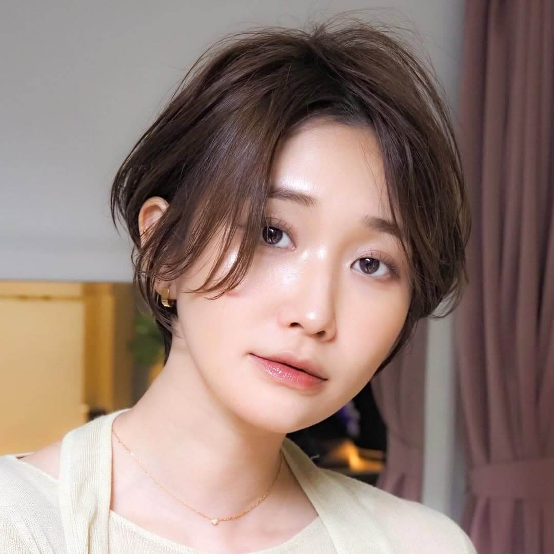センターパートのショートヘアが似合う40代丸顔女性