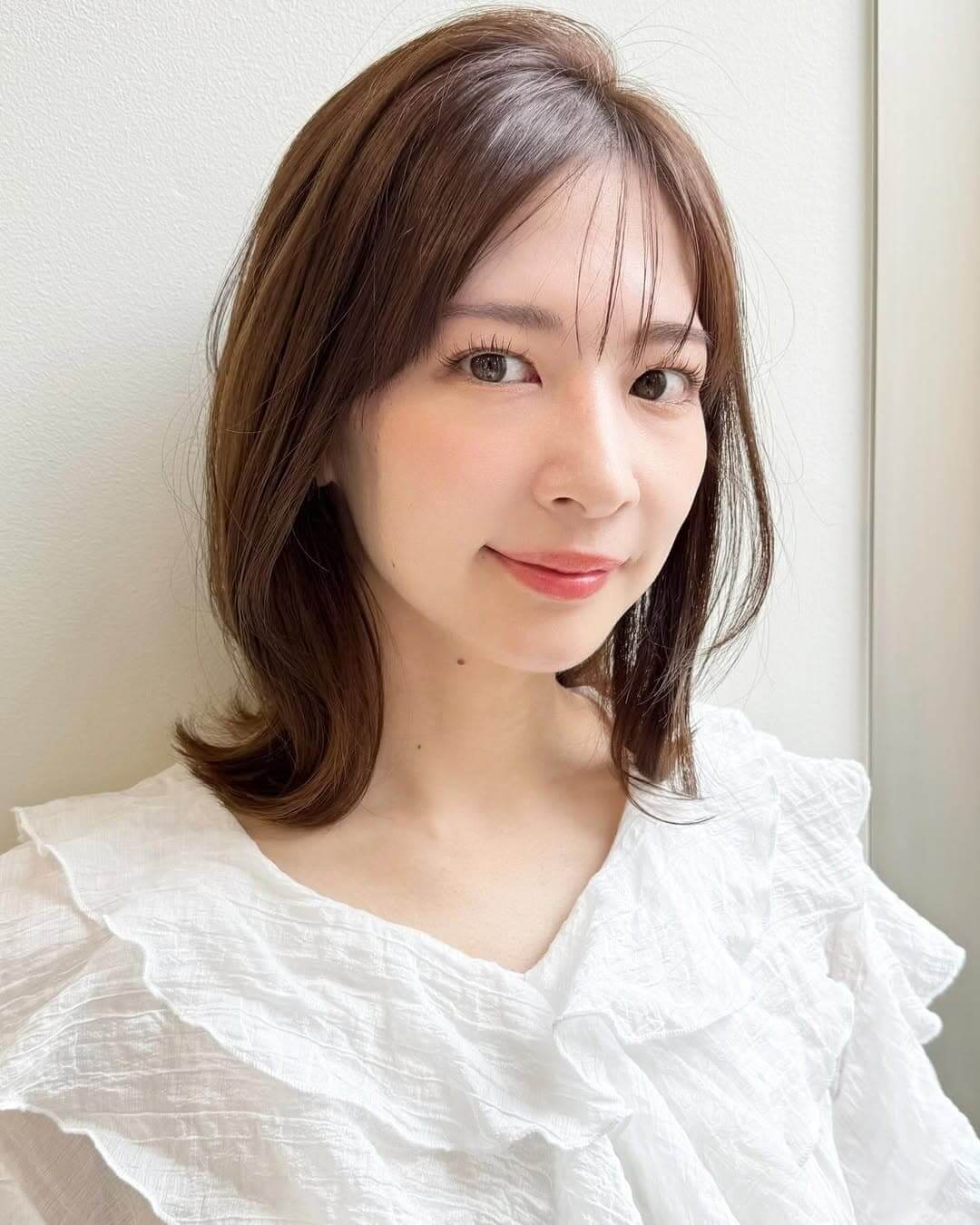 40代丸顔さんに似合う外はねのミディアムヘア