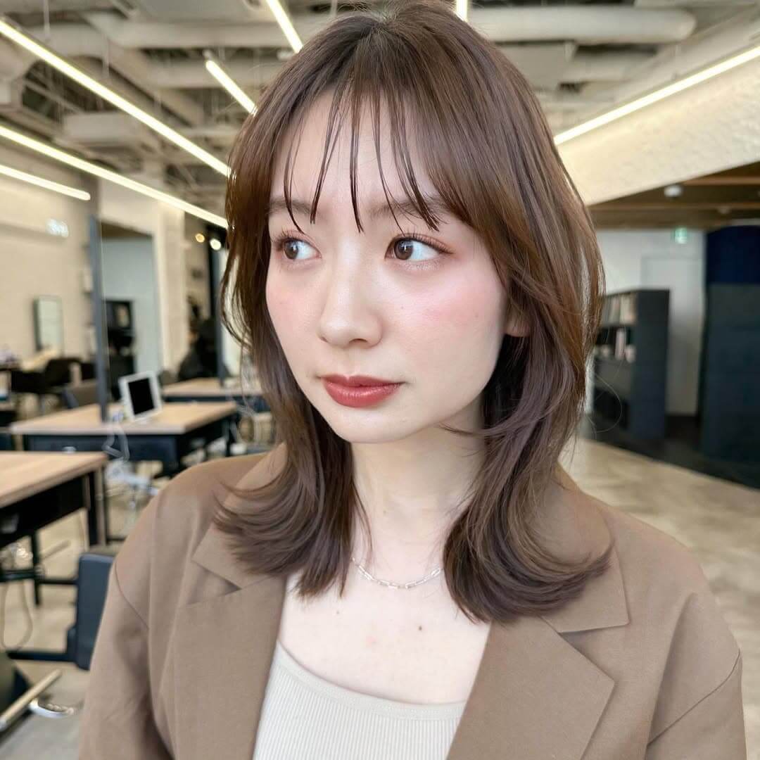 40代の丸顔っぽっちゃりさんに似合うくびれミディアムスタイル