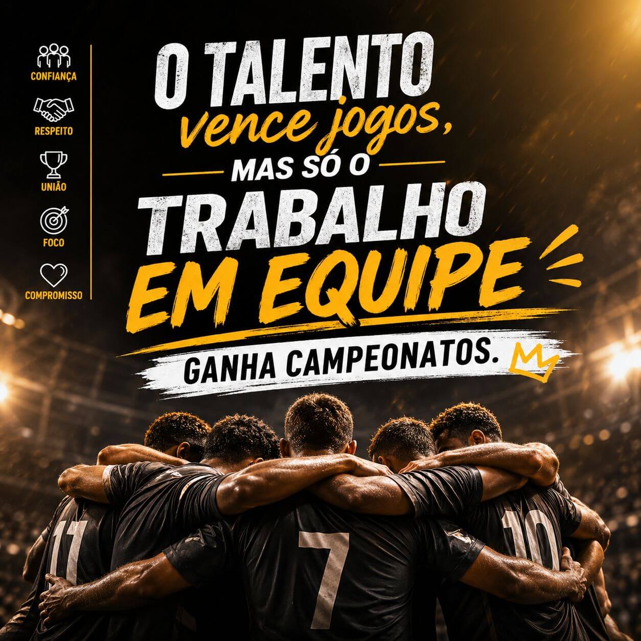 Jogadores de futebol abraçados em círculo no campo sob luzes de estádio. Texto: "O talento vence jogos, mas só o trabalho em equipe ganha campeonatos."