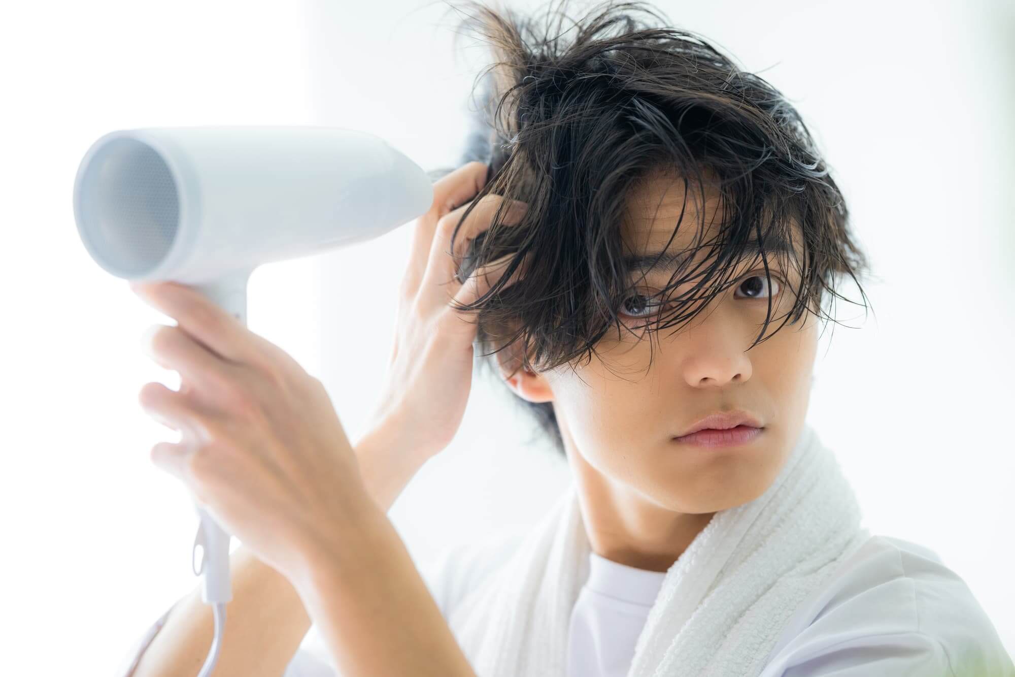 男性が前髪を下ろす際のセットのやり方とコツ 男性が前髪を下ろす際のセットのやり方とコツ