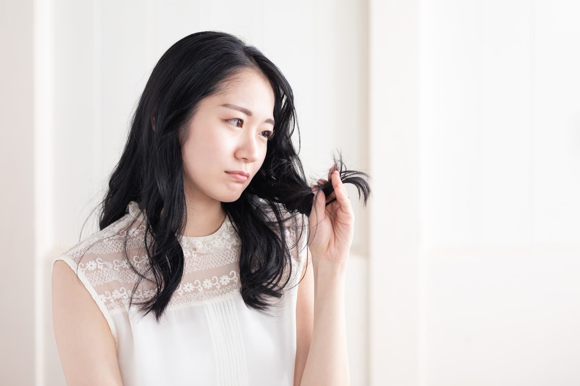 毛量の多さやうねり、くせ毛を気にする女性 毛量の多さやうねり、くせ毛を気にする女性