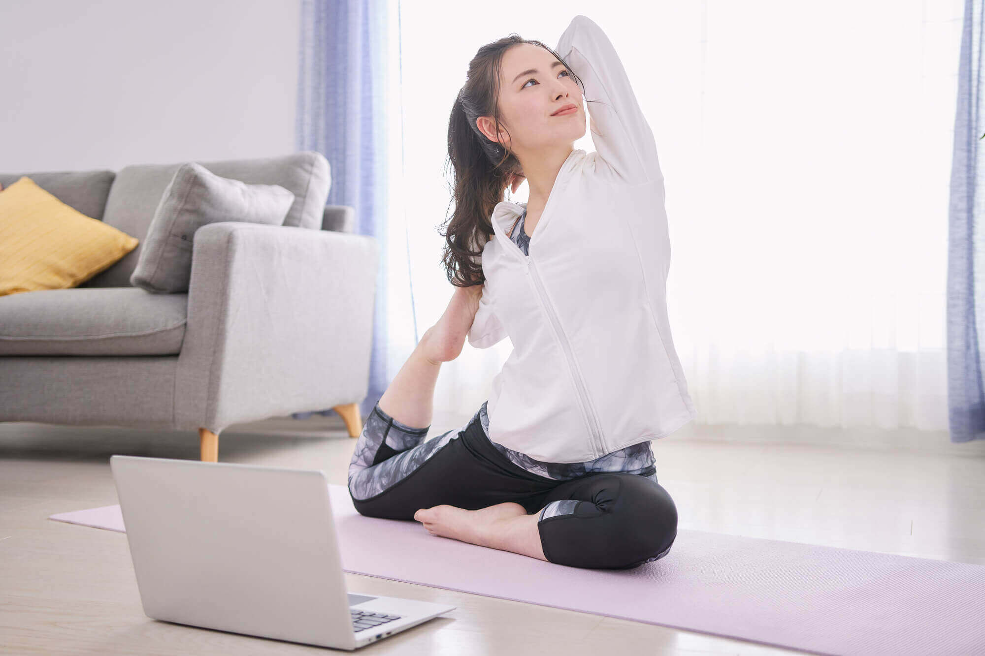 体型を整える女性 体型を整える女性