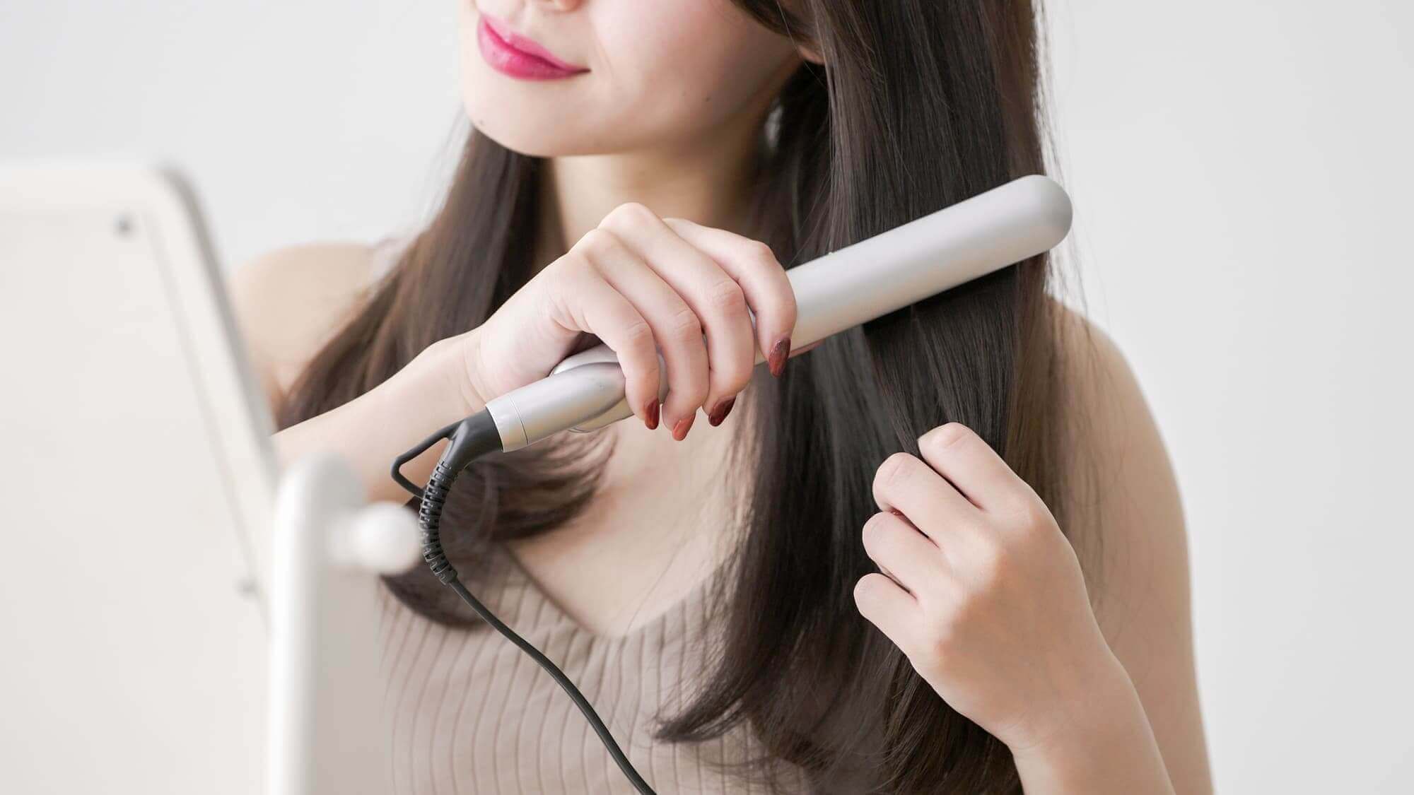ヘアスタイリング中の毛量多めの女性 ヘアスタイリング中の毛量多めの女性