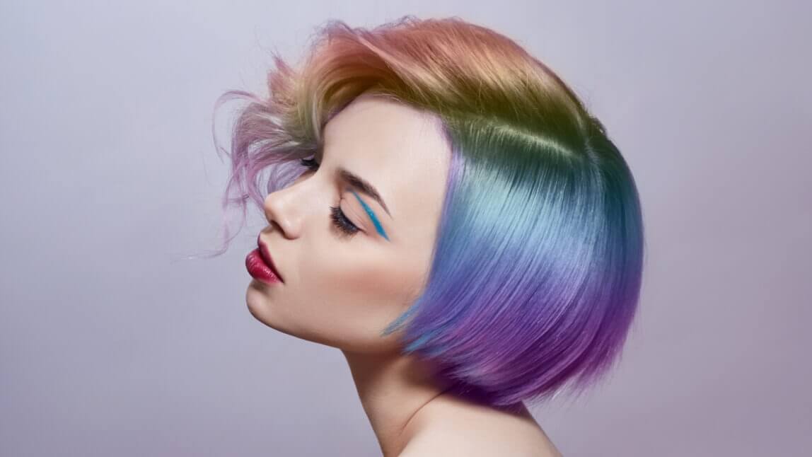 YouCam Makeup: Die beste App für Regenbogen-Haare Probiere mit der besten kostenlosen Frisuren-App verschiedene Regenbogen-Haare an.