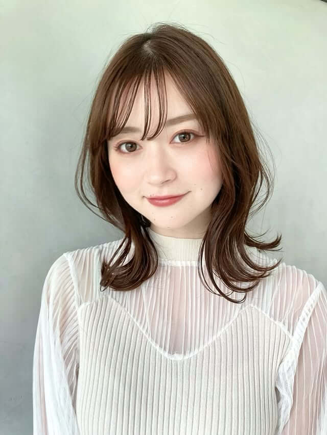 丸顔に似合う外ハネ×ミディアム 丸顔に似合う外ハネ×ミディアム