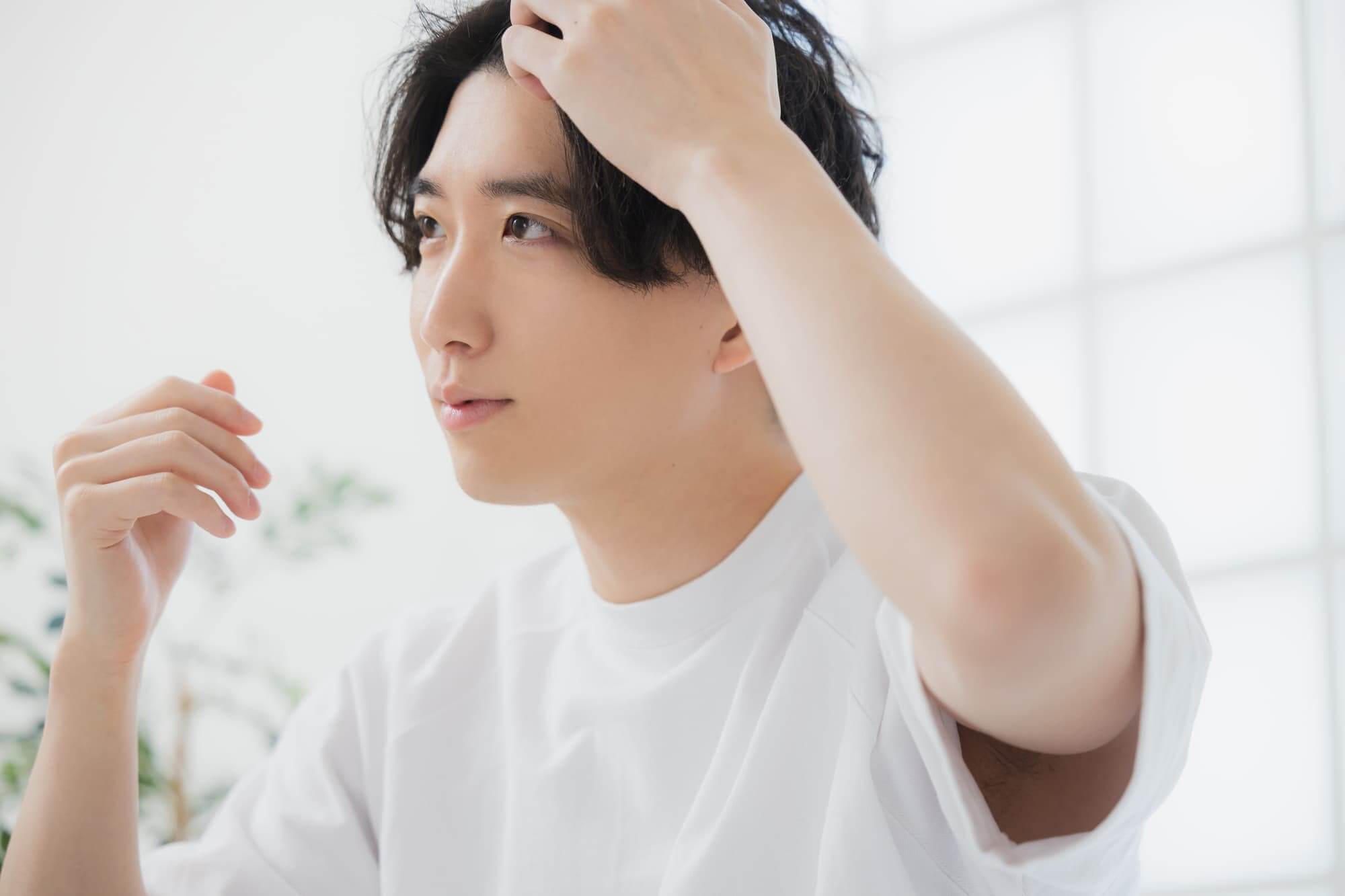 ヘアセットをする男性 ヘアセットをする男性