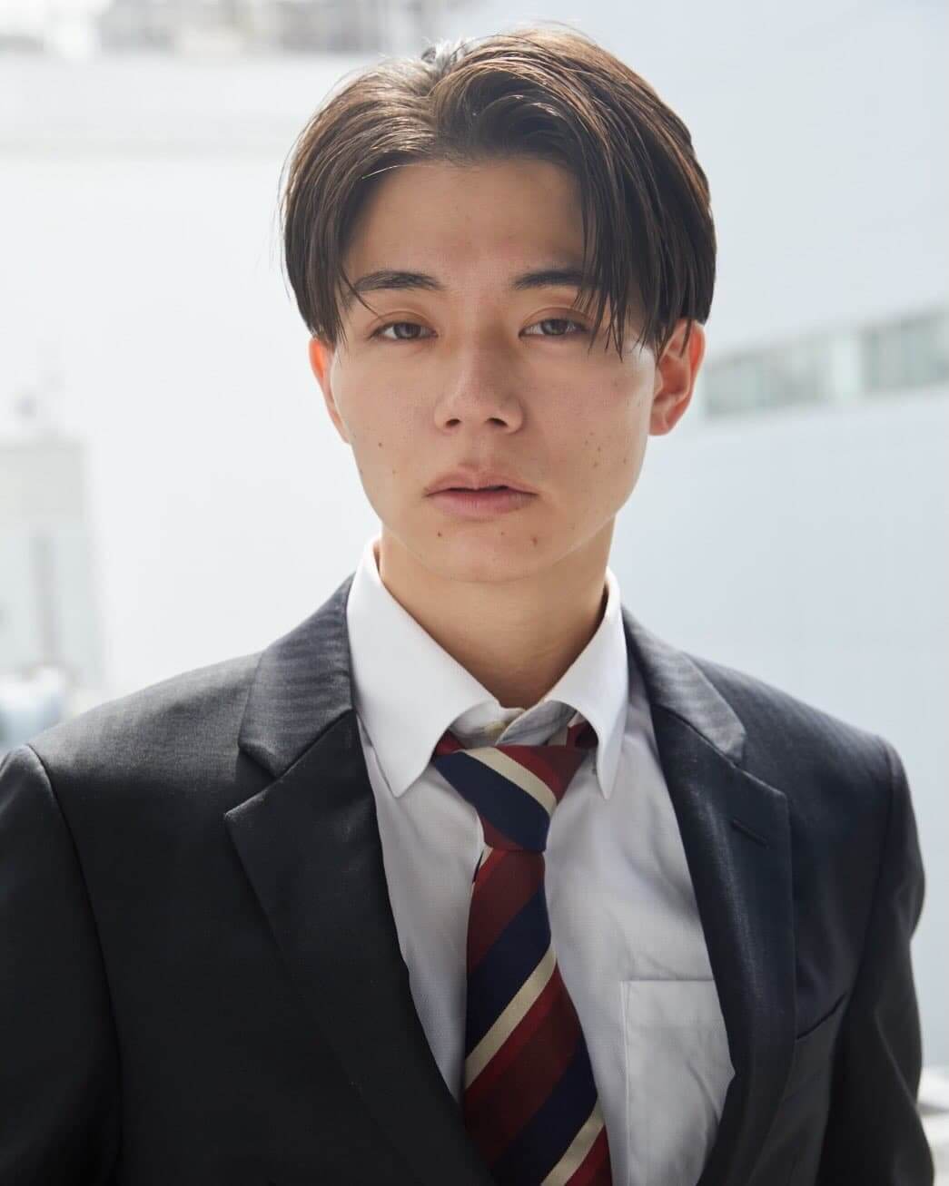 30代ビジネスマンにおすすめのショートセンターパート髪型 30代ビジネスマンにおすすめのショートセンターパート髪型
