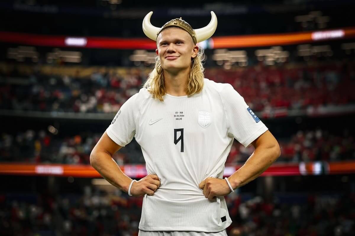Haaland-Frisur mit langem blondem Haar