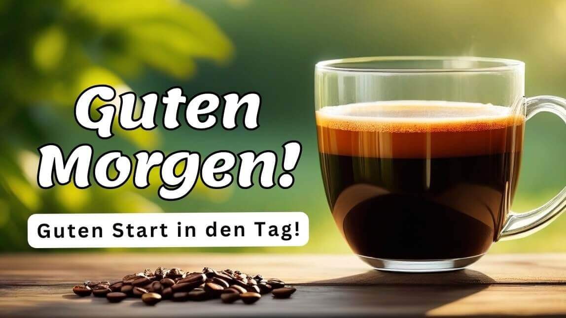 Eine dampfende Tasse schwarzer Kaffee in einem Glasbecher auf einem Holztisch mit Kaffeebohnen. Im Hintergrund grüne Natur. Text: „Guten Morgen! Guten Start in den Tag!“
